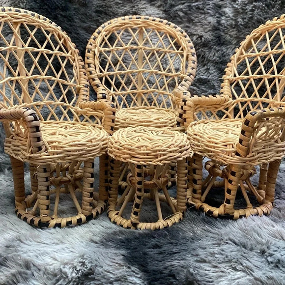 3 Vintage Miniature Wicker Rattan Peacock Chairs and 1 table - Picture 13 of 16